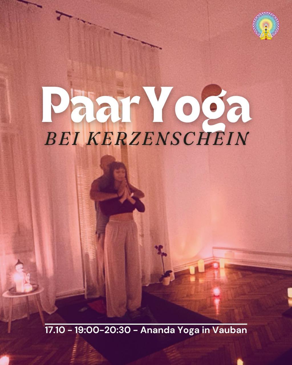 Paar Yoga bei Kerzenschein